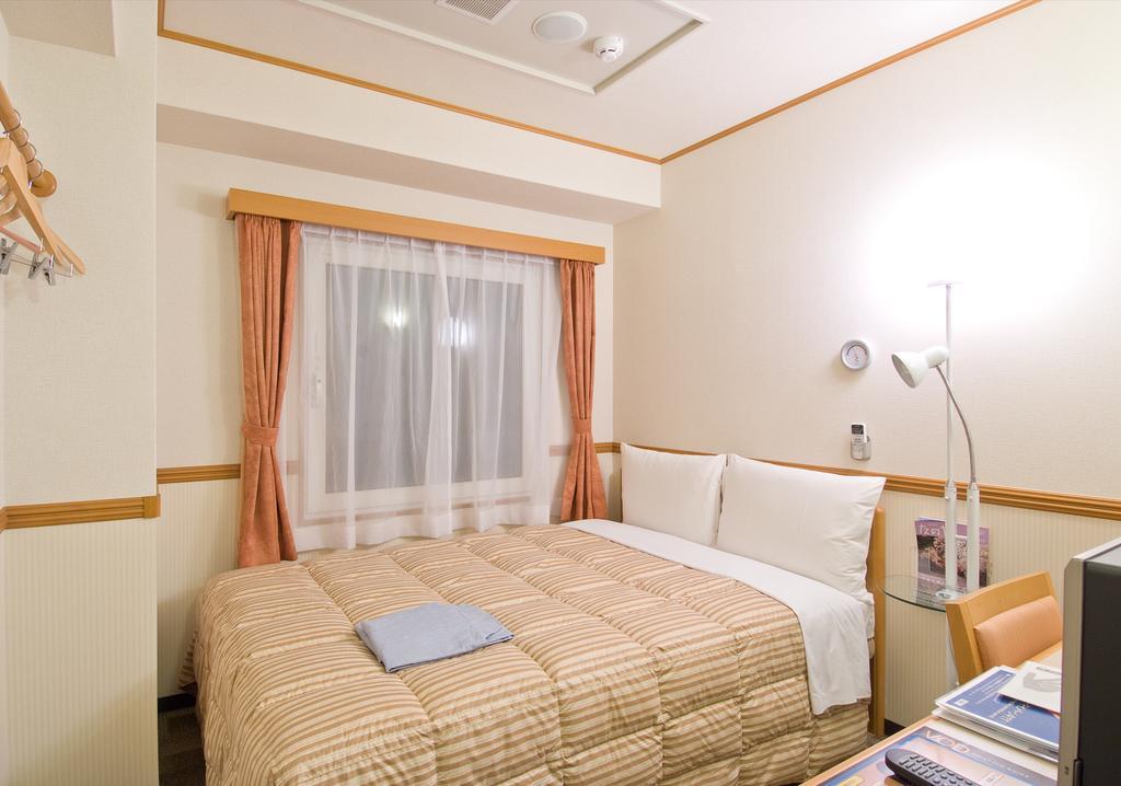 Toyoko Inn Kobe Sannomiya-Eki Higashi Экстерьер фото