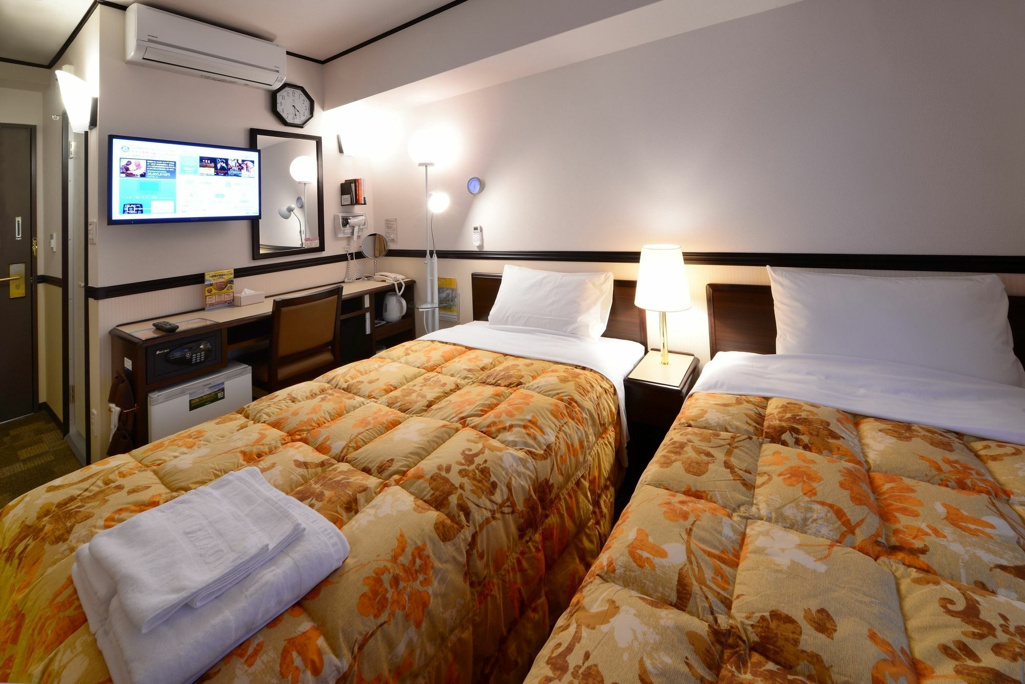 Toyoko Inn Kobe Sannomiya-Eki Higashi Экстерьер фото