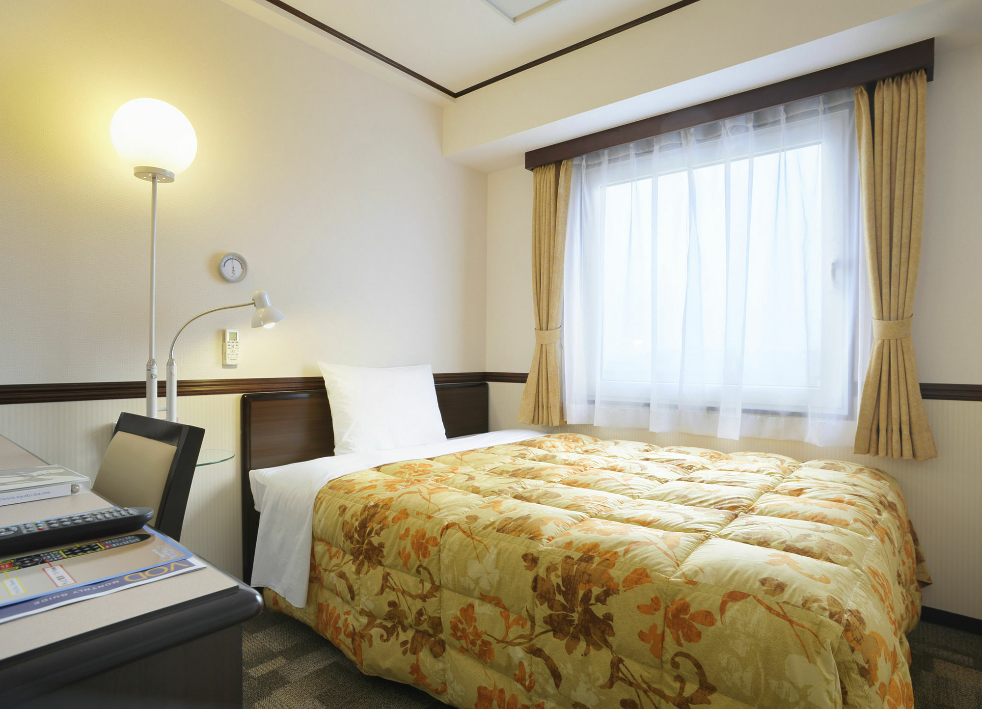 Toyoko Inn Kobe Sannomiya-Eki Higashi Экстерьер фото