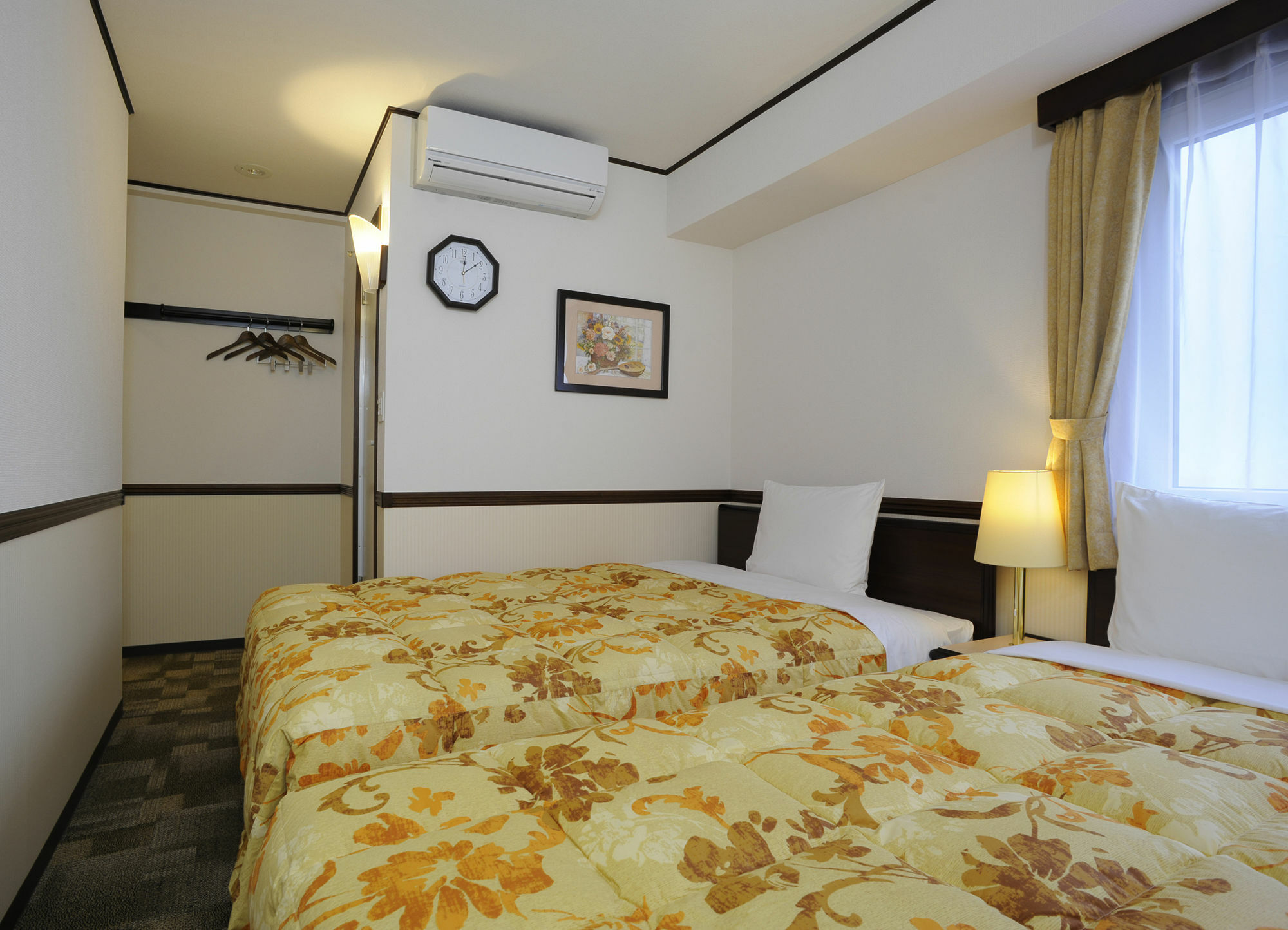 Toyoko Inn Kobe Sannomiya-Eki Higashi Экстерьер фото